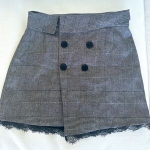 NWOT Zara Mini skirt - houndstooth plaid with button and black lace detail.